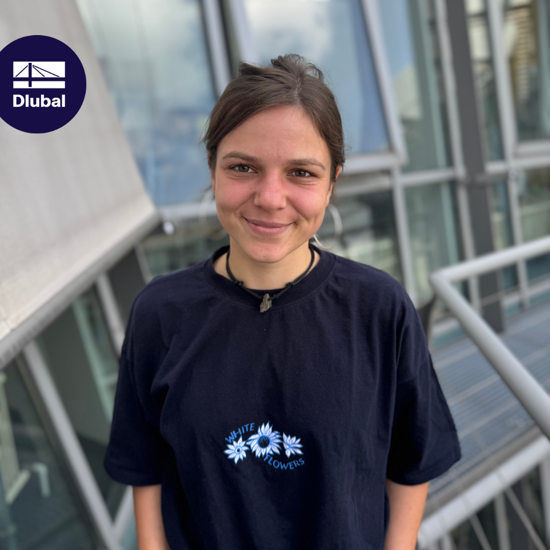 Nouvelle collègue se présentant au bureau à Leipzig. Environnement de travail moderne.