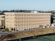Architecture de bureau moderne en bois avec grande façade vitrée, conçue par Blumer Lehmann.