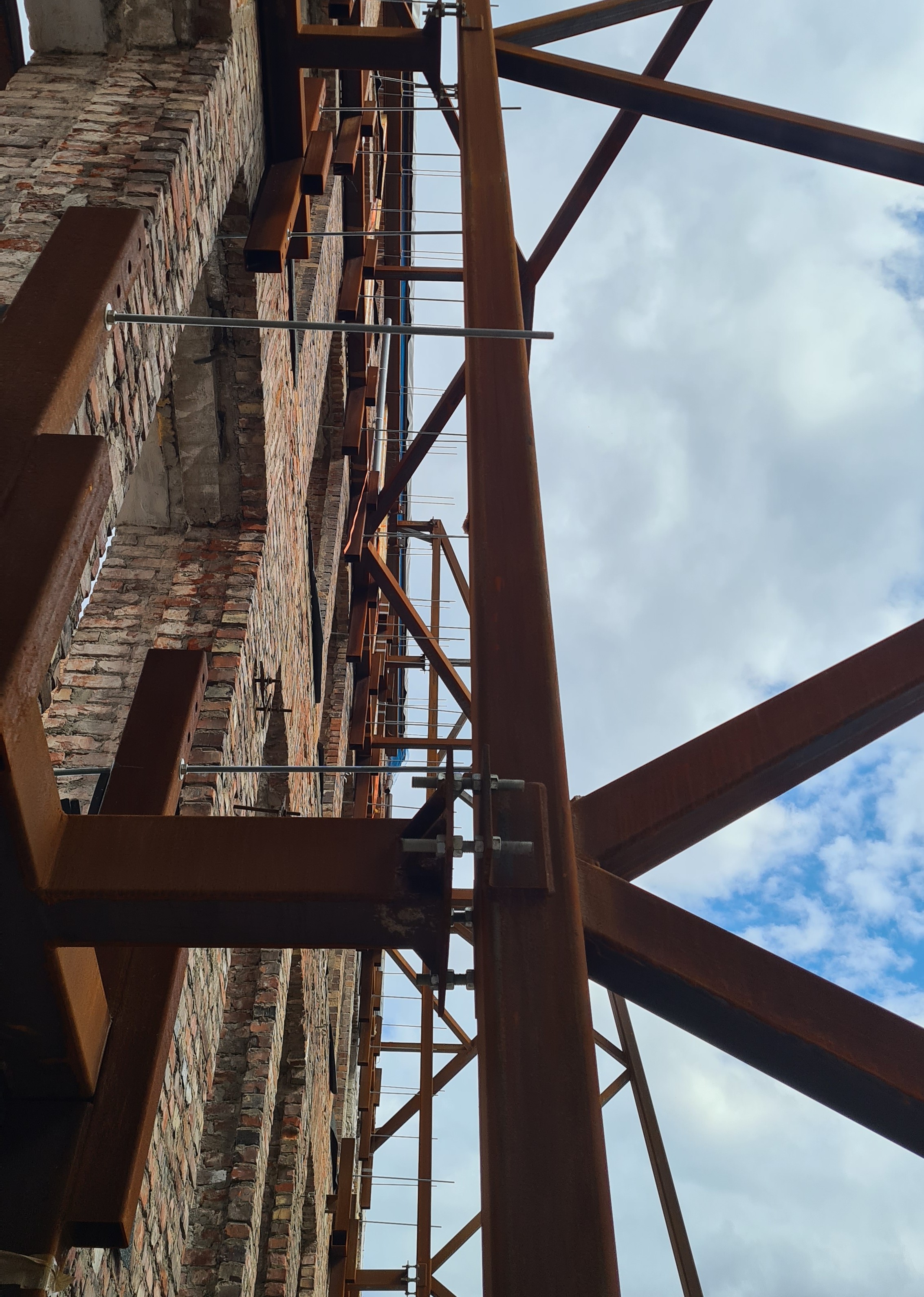 Détail des assemblages en acier du support de façade