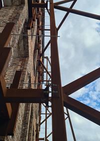 Détail des assemblages en acier du support de façade