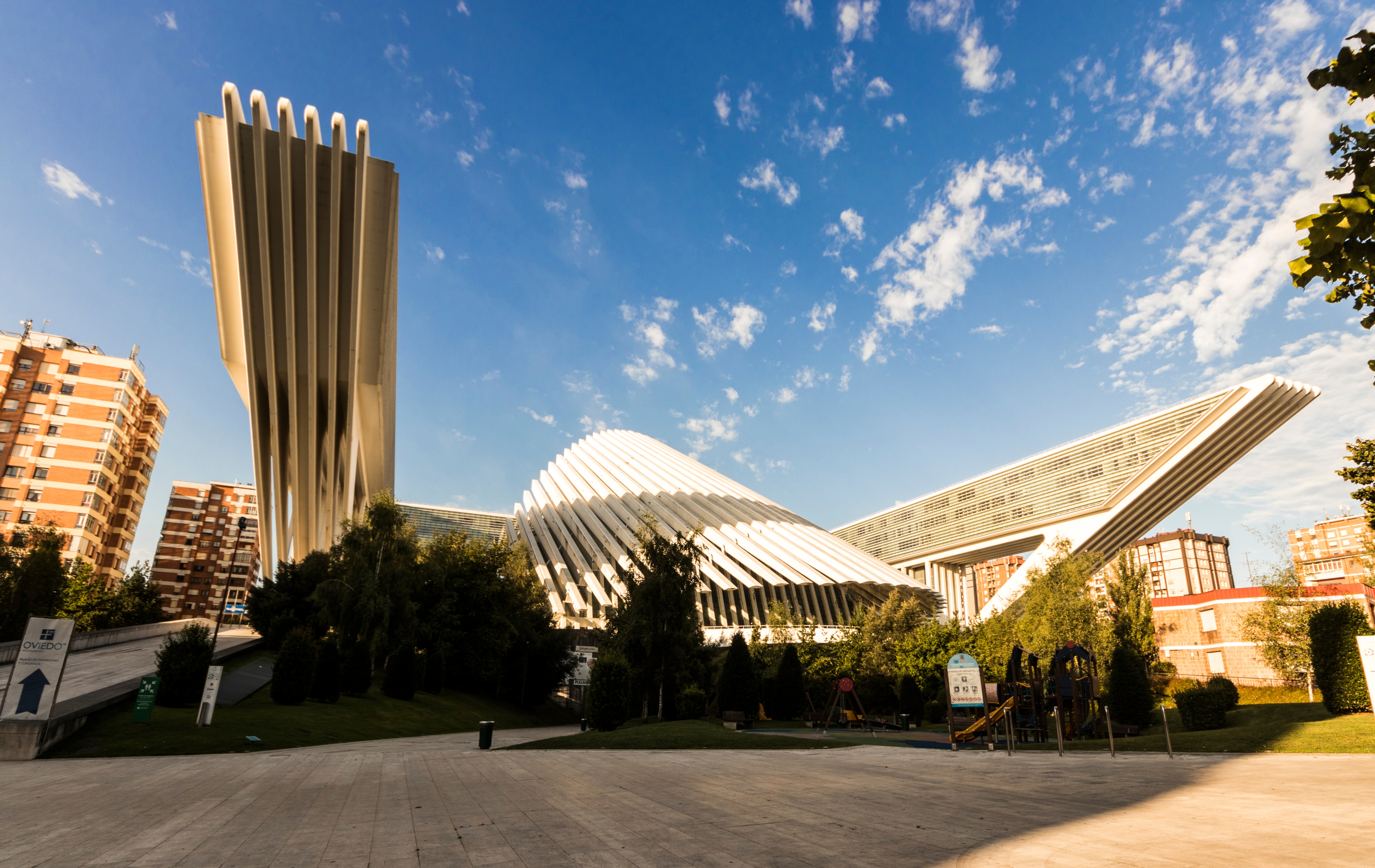 Le Palais des congrès d’Oviedo, une œuvre architecturale moderne en Espagne.