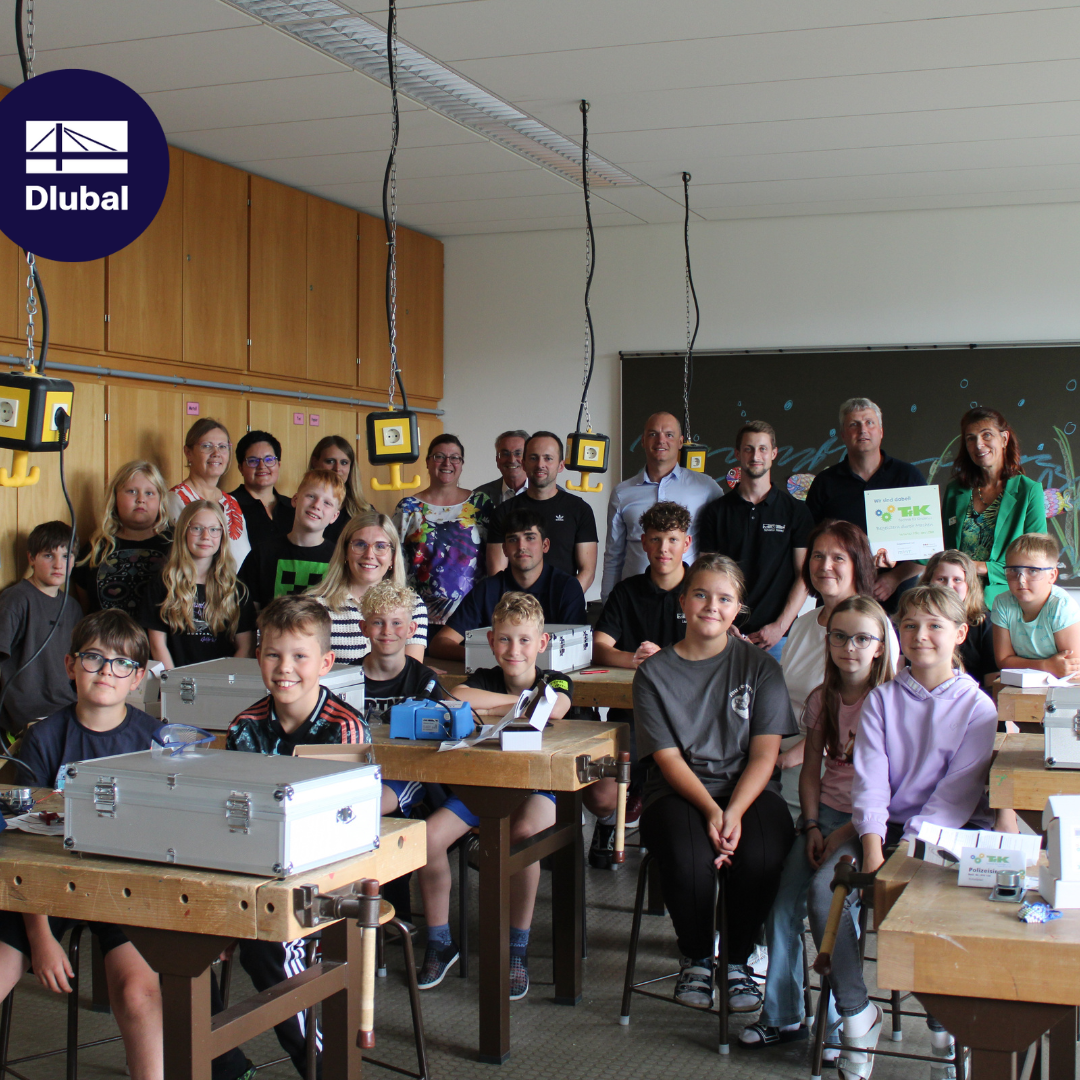 Simone et Gabi soutenant l’initiative « SET - Students Discovering Technology »