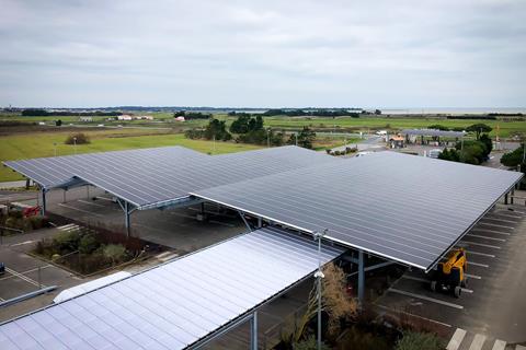 Installation d’une toiture photovoltaïque sur une aire de stationnement ici en cours en Vendée, France, réalisé par GH Hervouet. Le projet est axé sur les solutions d’énergie durable.