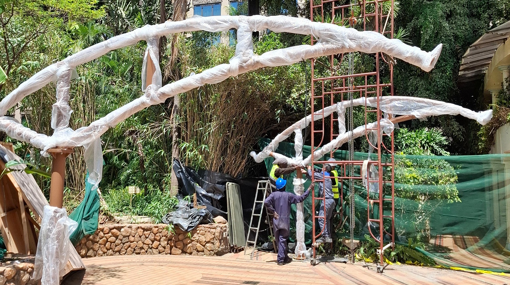Assemblage des poteaux en acier pour la toiture de l’hôtel Serena à Nairobi
