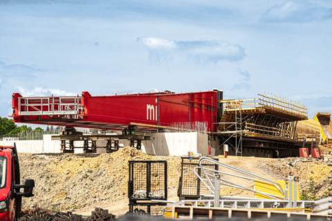 Avant-train en acier pour la construction d'une superstructure en section caisson en béton par lancement longitudinal avec des portées de jusqu'à 62 mètres.