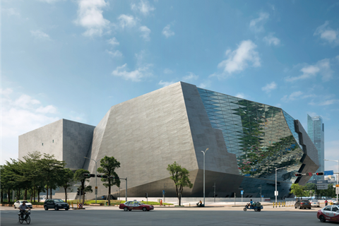 Vue extérieure du Musée MOCAPE à Shenzhen, mettant en valeur son design architectural moderne et sa complexité technique.