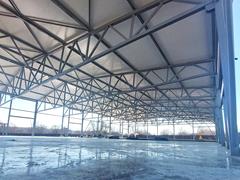 Vue détaillée de la structure porteuse de la toiture en acier d’une halle