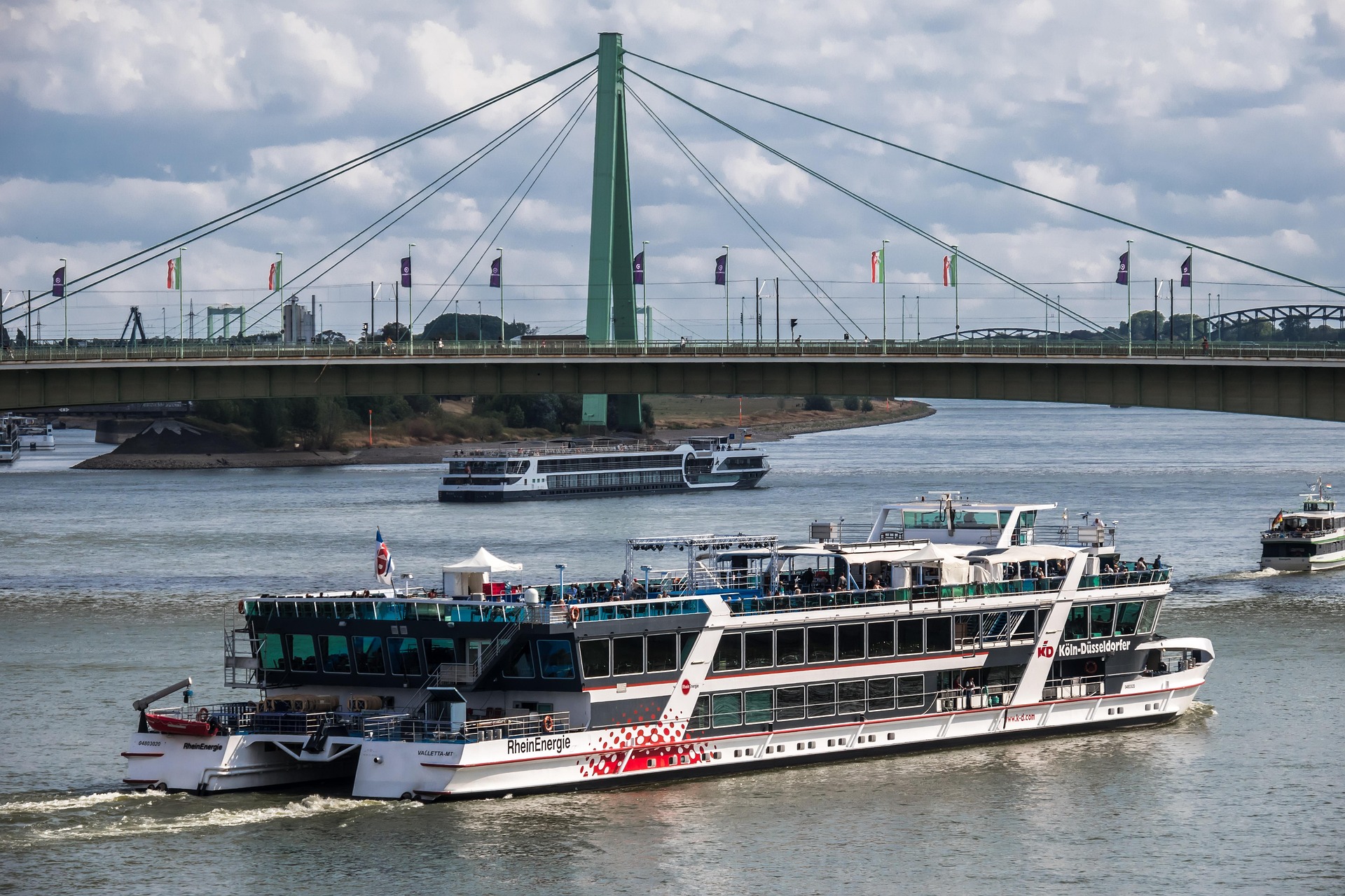 Pont Severins à Cologne, conçu par Fritz Leonhardt, au-dessus du Rhin avec une architecture remarquable en tant que pont à haubans