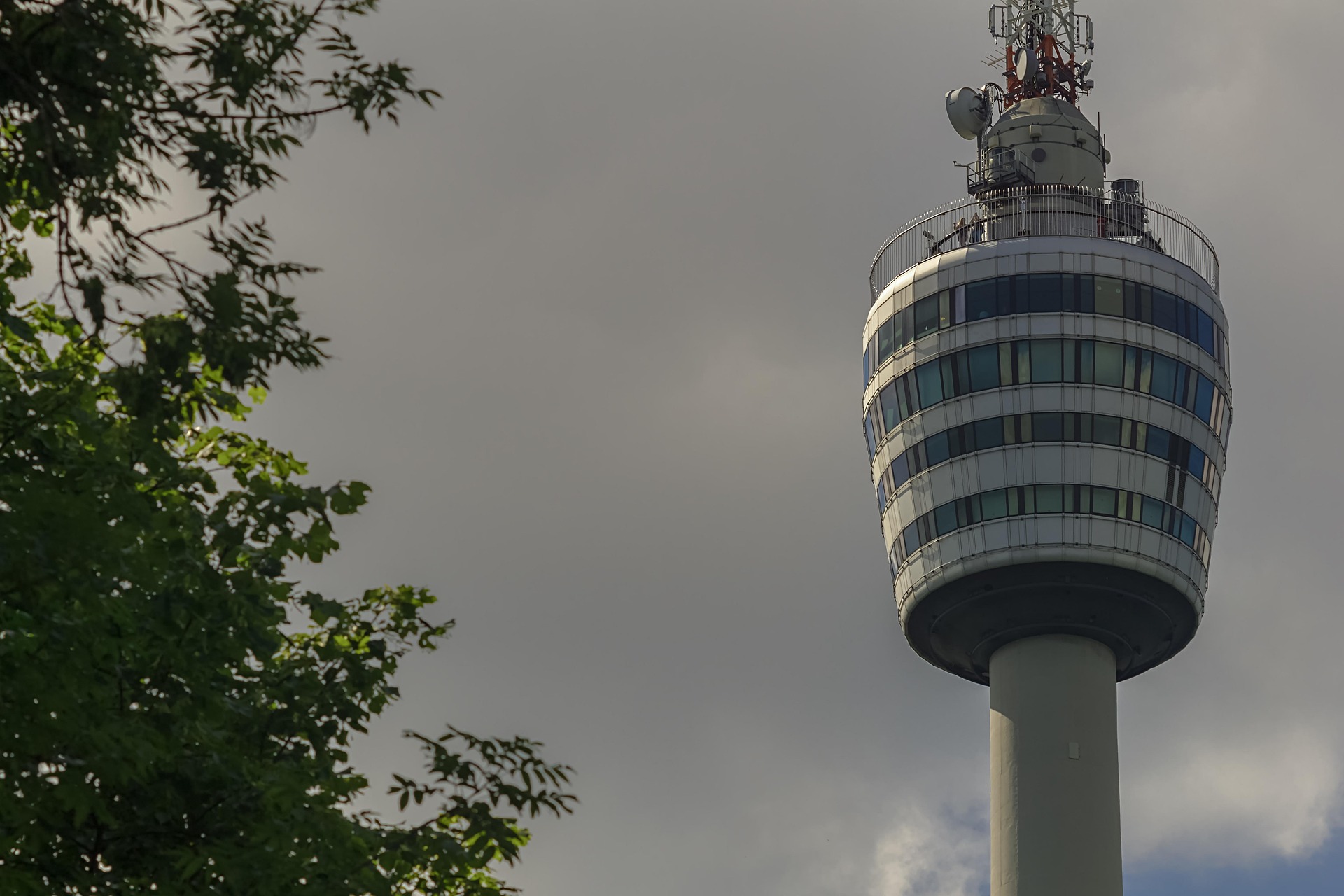 Vue détaillée de la tour de télévision de Stuttgart, la première au monde, conçue par Fritz Leonhardt, montre l’art moderne du génie civil.