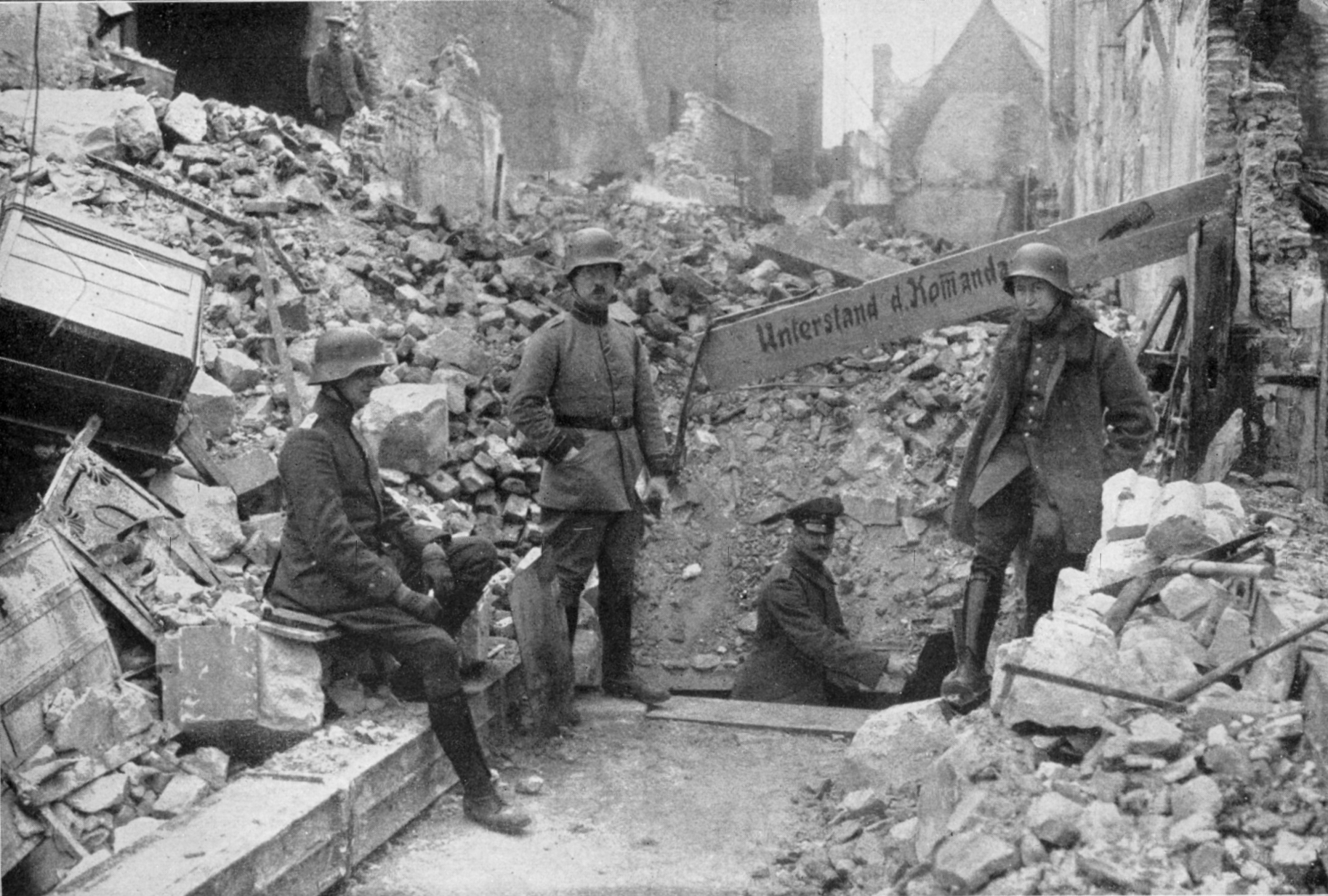 Soldats pendant la Première Guerre mondiale devant un abri du commandement municipal à St-Quentin, vers 1916.