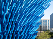 Gros plan sur les tubes en aluminium de la structure.