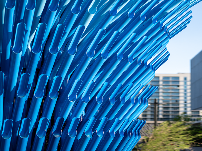 Gros plan sur les tubes en aluminium de la structure.