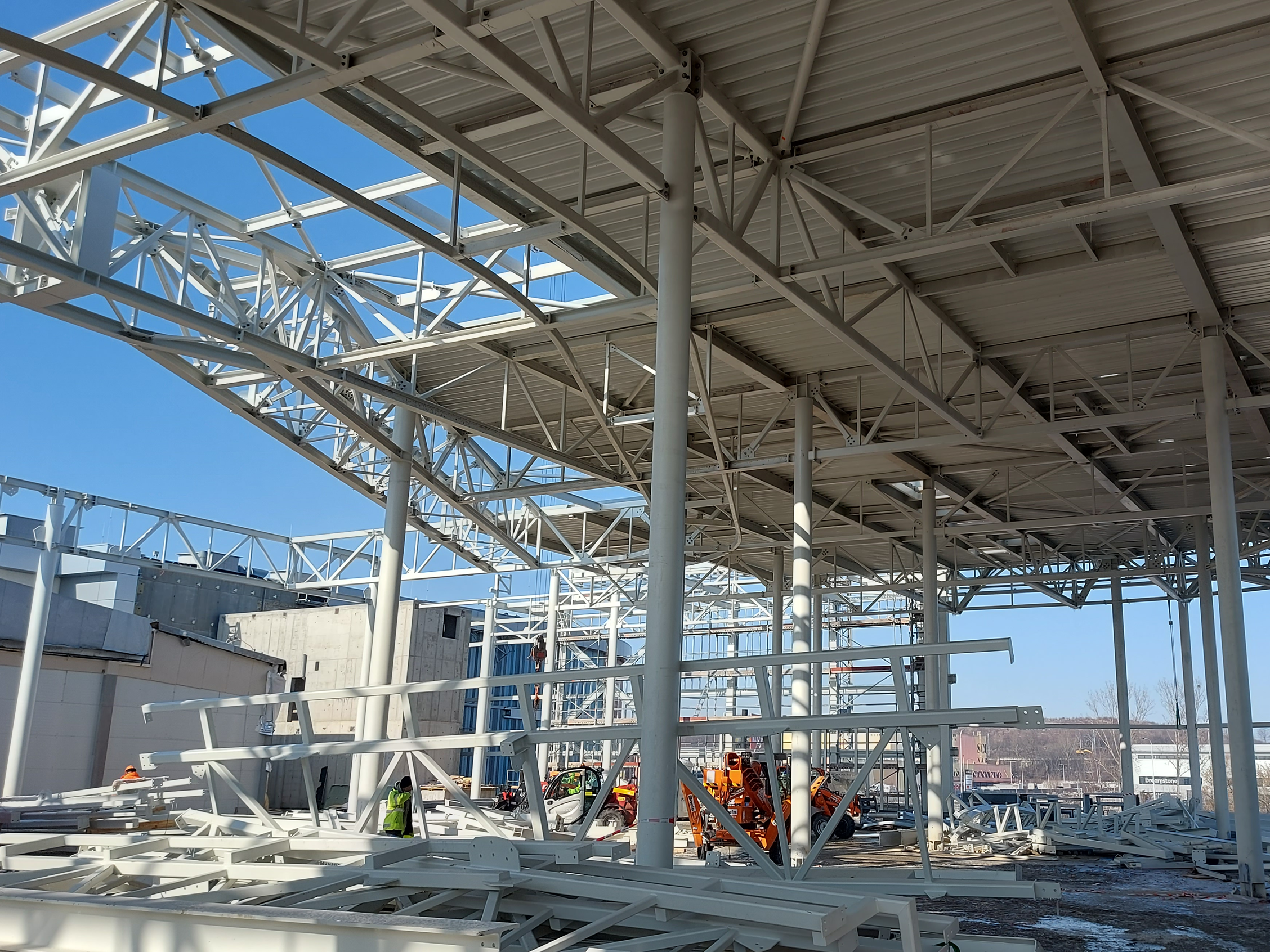 Extension des salles de cinéma à L'intérieur du centre commercial Westfield Černý Most, à Prague, avec de nouvelles structures et une hauteur d’attique de +16,2 mètres