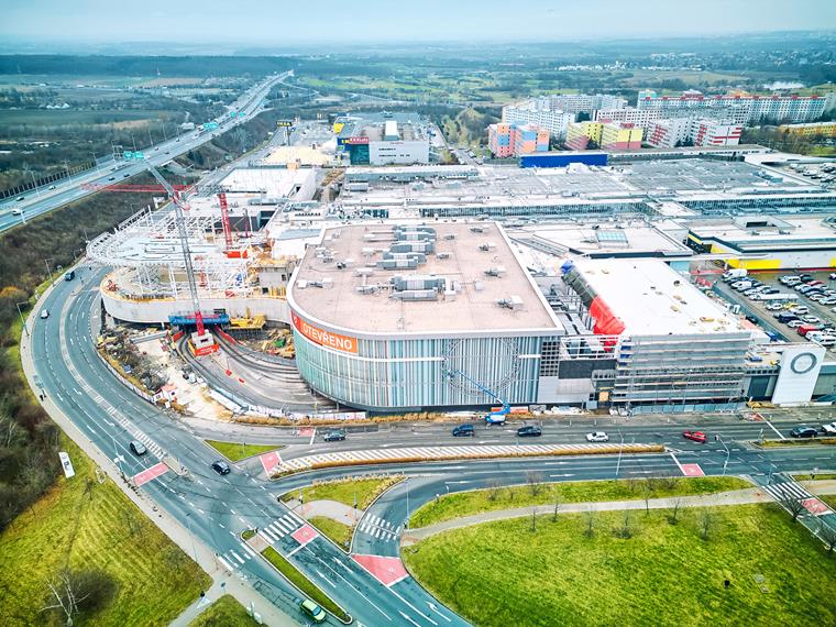 Extension de l’angle nord-est de Westfield Černý Most avec façade en verre et puits de lumière. Structure en acier avec poutres et toiture
