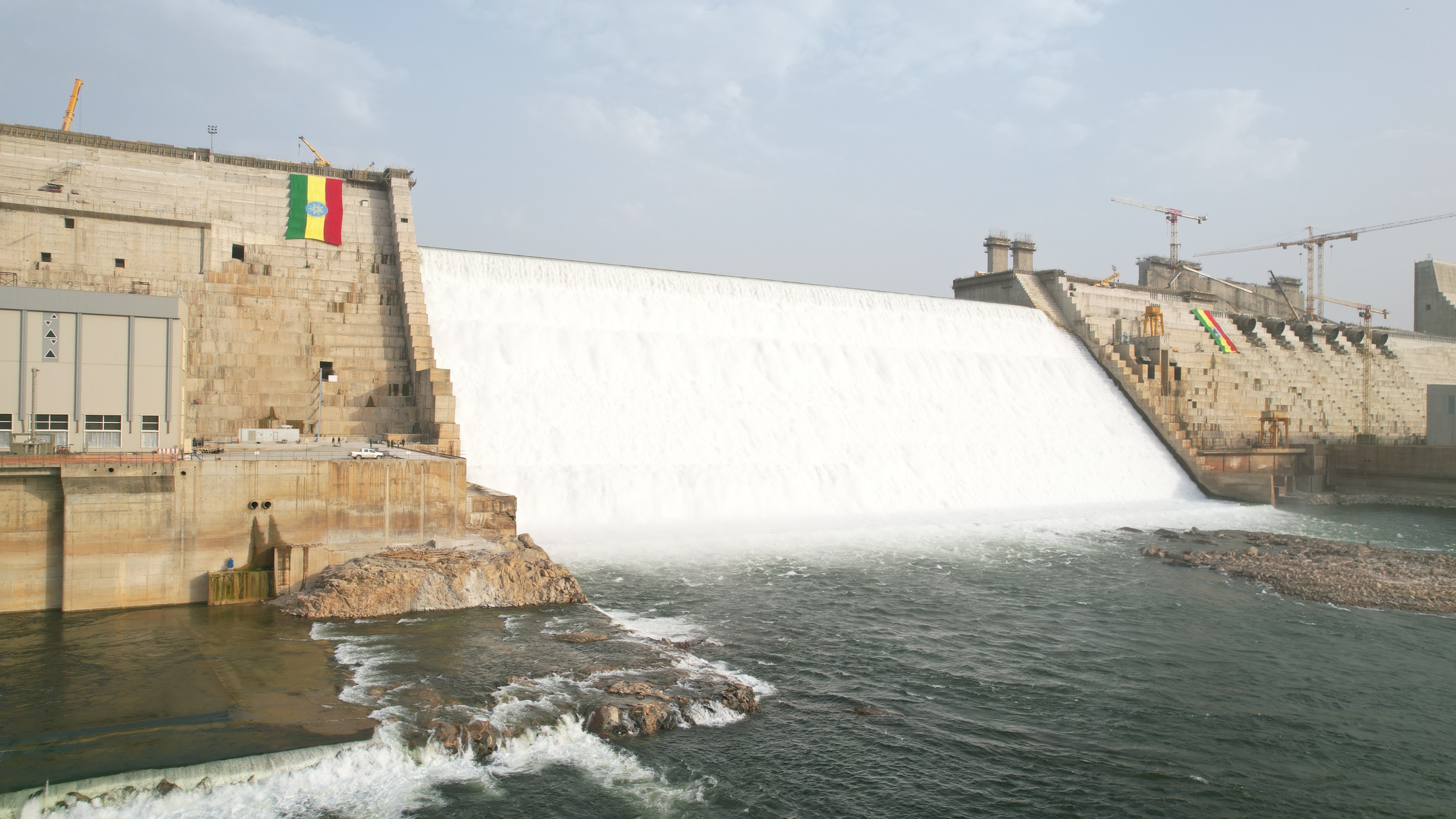 Barrage GERD en Éthiopie en journée, entouré de nature, Photo © Hybrid_Production Ethiopi sur shutterstock.com