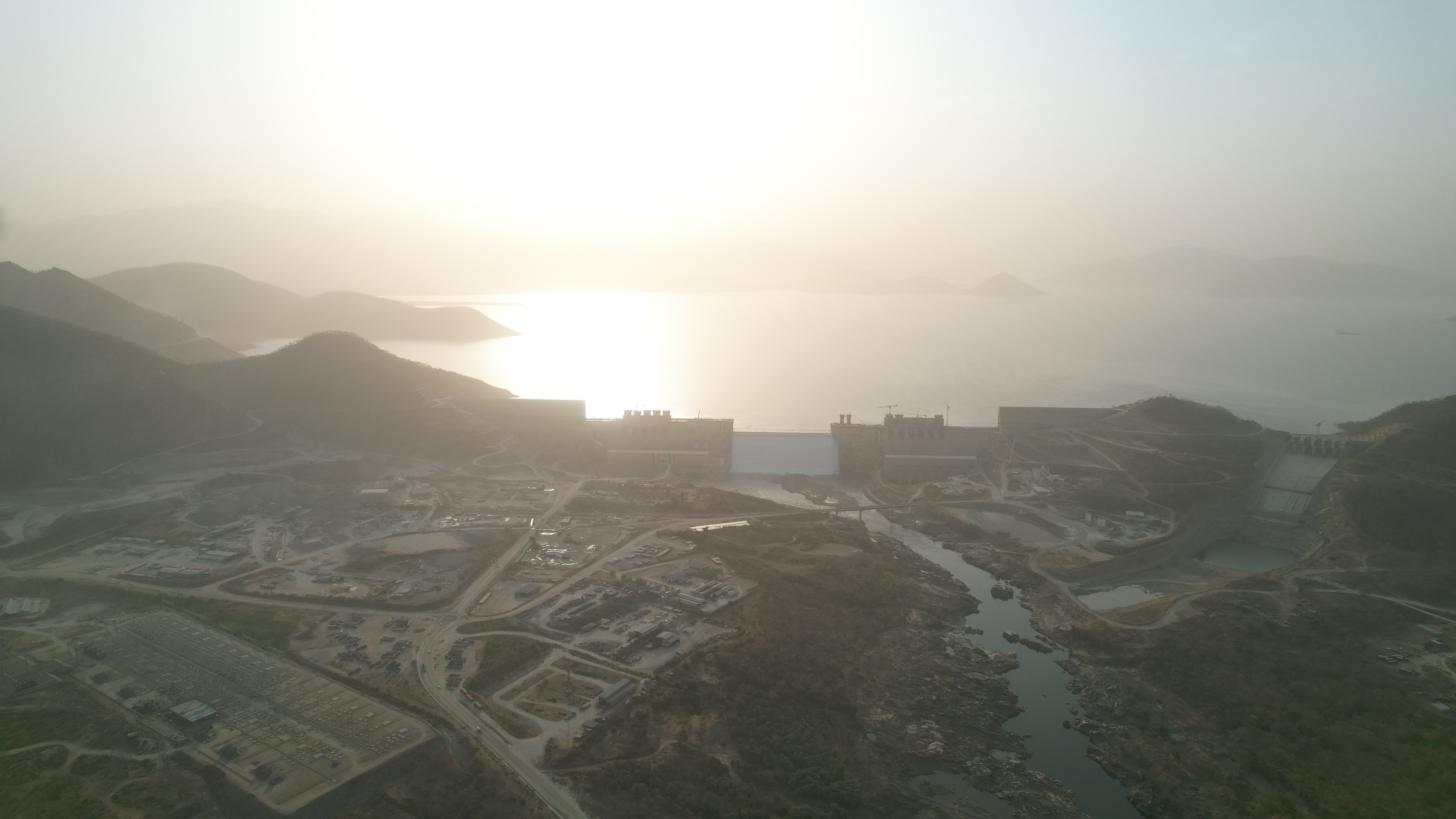Vue aérienne du réservoir du barrage du GERD en Éthiopie, entouré par un paysage naturel.