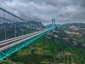 Vue du pont du Grand Canyon de Huajiang, le pont le plus haut du monde en Chine