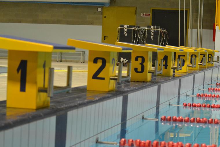 Blocs de départ au-dessus d’une piscine lors d’un événement de compétition