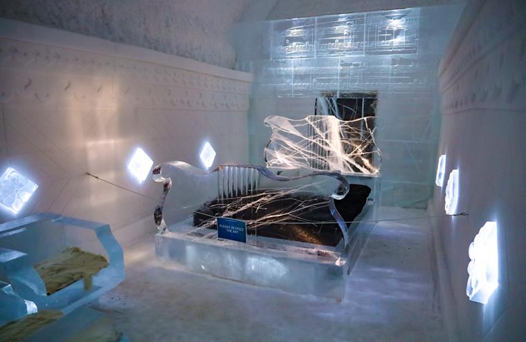 Vue intérieure d’une chambre d’hotel à thème musical à l'Icehotel en Laponie, Suède. La décoration de la pièce est inspiré par des éléments musicaux et éclairé par une lumière tamisée.