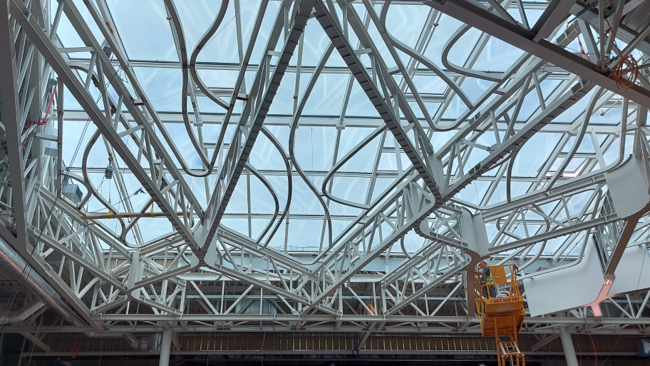Vue intérieure de la tour d’observation avec une structure en bois en spirale