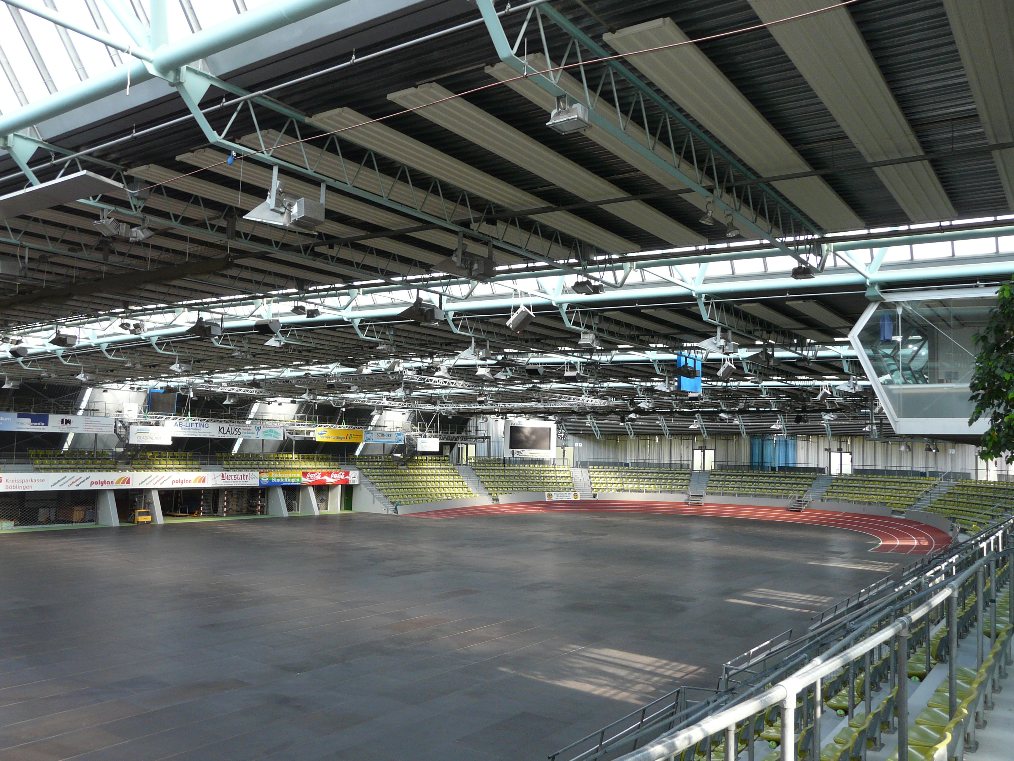 Vue intérieure du Palais des glaces de Sindelfingen avec une architecture moderne en verre