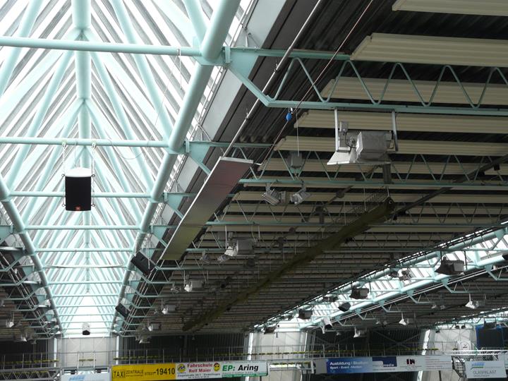 Représentation détaillée d’une construction de toiture avec composants techniques et assemblages