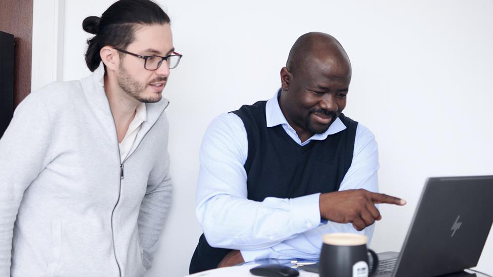 Équipe du service client assistante des utilisateurs de logiciels d'ingénierie structurelle.