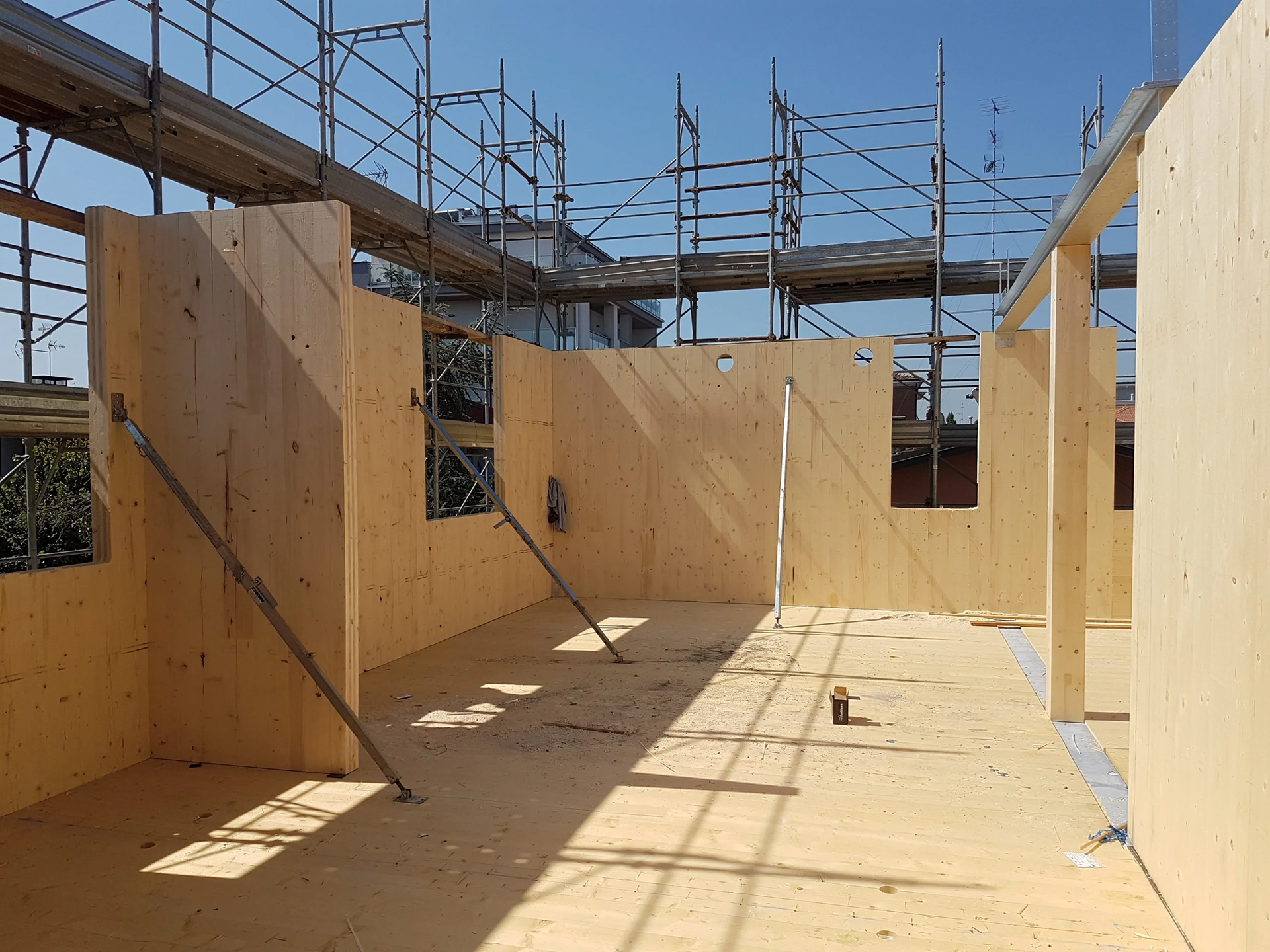 Chantier d’un bâtiment de six étages en CLT à Modène, Italie, 

Panneaux et structure en bois visibles lors de l'assemblage