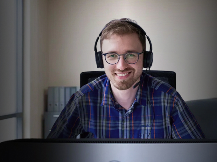 Portrait formel de Clemens Gutmann sur fond neutre.