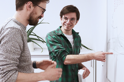 Groupe de professionnels discutant d’un projet dans un cadre de bureau