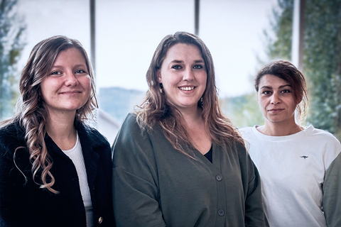 Une équipe administrative collabore lors d’une réunion, concentrée sur les tâches et les discussions de projet.