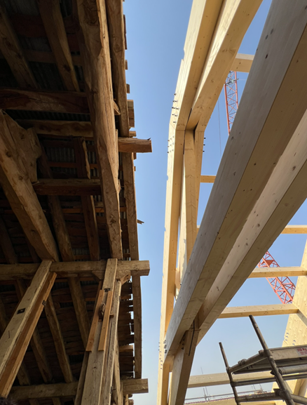 Montage de fermes à l’aide d’une grue sur un chantier