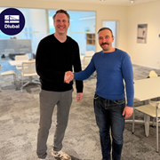 Deux collègues se serrant la main dans un bureau moderne lors d’un passage de leadership chez Dlubal Software