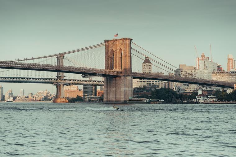 Vue du pont de Brooklyn à New York avec le paysage urbain en arrière plan