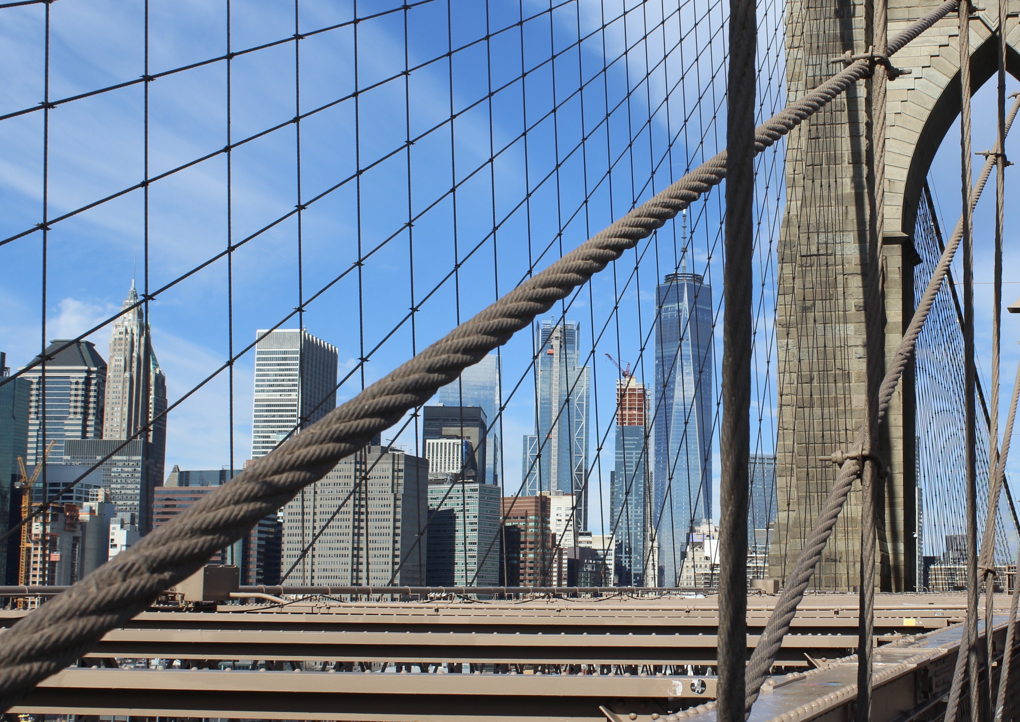 Vue du pont de Brooklyn avec ses câbles inclinés et son architecture à câbles.