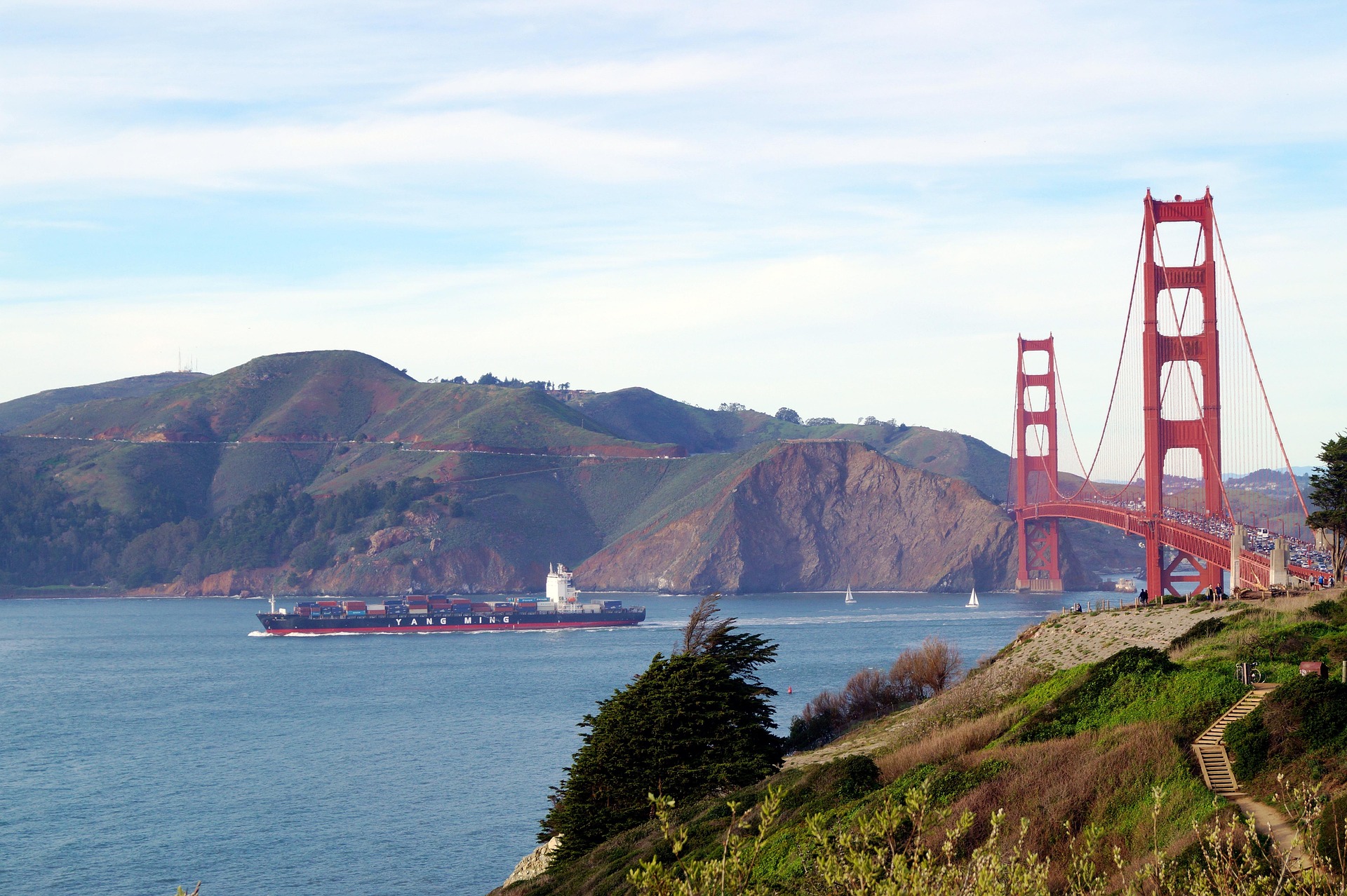 Le pont du Golden Gate est un point central pour le trafic routier et maritime.