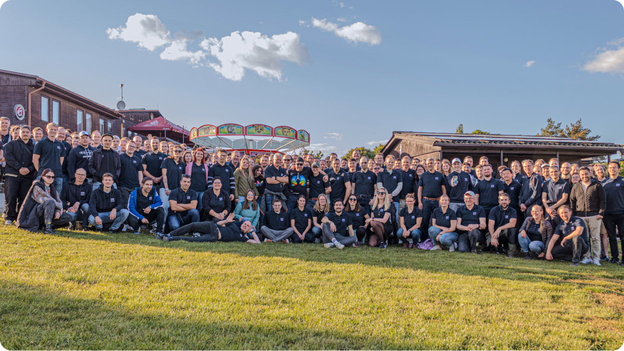 Groupe de collègues collaborant dans un bureau moderne, reflétant un environnement de travail positif