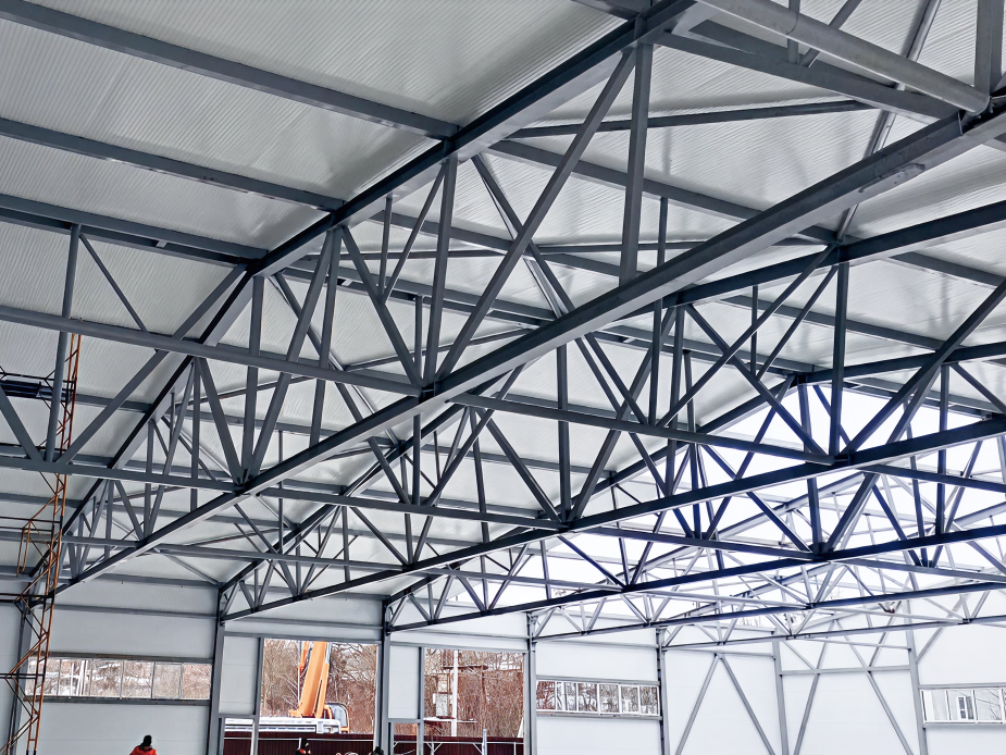 RFEM 6 facilite la conception d’une structure en acier sans poteaux sur un sol difficile, avec des assemblages en acier et un modèle structurel optimisés.