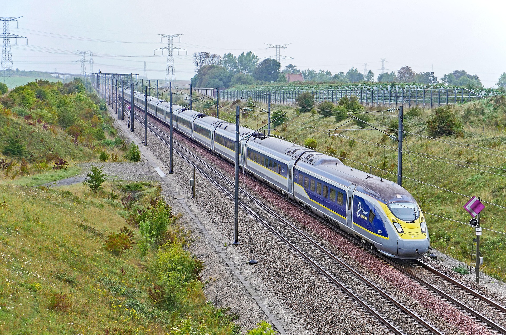 Le train Eurostar traverse le tunnel sous la Manche en direction de Paris depuis Londres