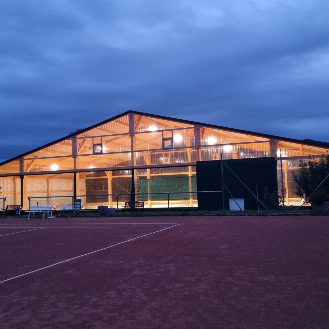 Intérieur de la Halle de tennis en bois de Fürth, où est mis en avant tout l’art de l’ingénierie des structures en bois avec vue détaillée des poutres et des treillis.