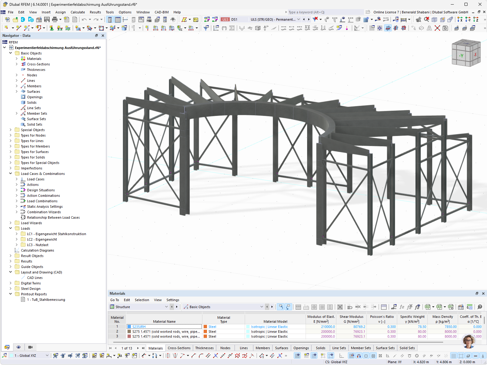 Structure en acier créée comme modèle RFEM pour le confinement d’un champ expérimental. Calcul des charges statiques affiché.