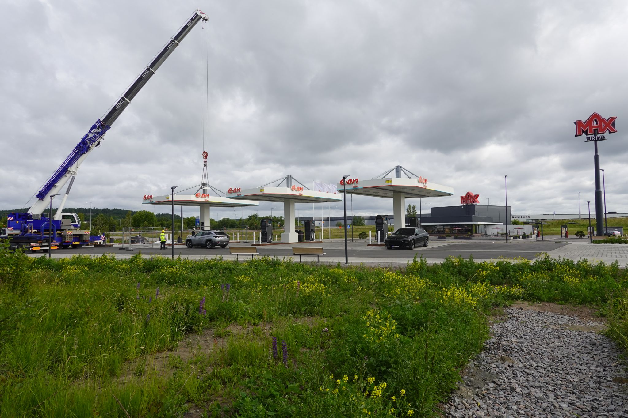 Montage de la construction de toiture avec éléments de liaison visibles et structures de support.