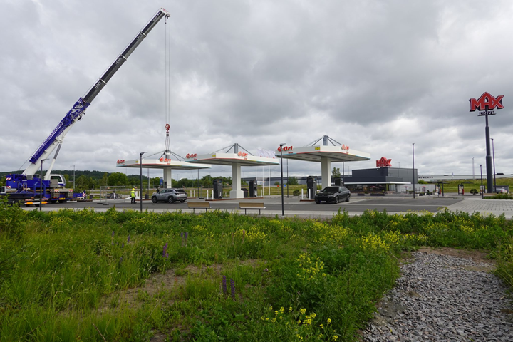 Montage de la construction de toiture avec éléments de liaison visibles et structures de support.