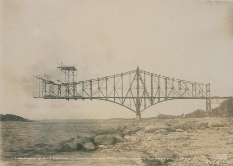 Section sud du pont de Québec en 1907, peu avant son effondrement dû à des problèmes structurels.