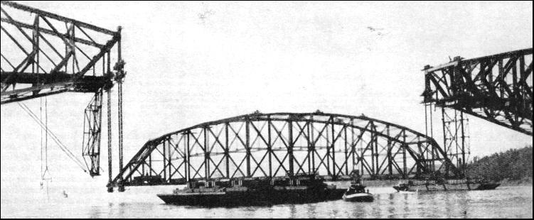 Photo historique du levage de la poutre suspendue du pont de Québec en 1916.