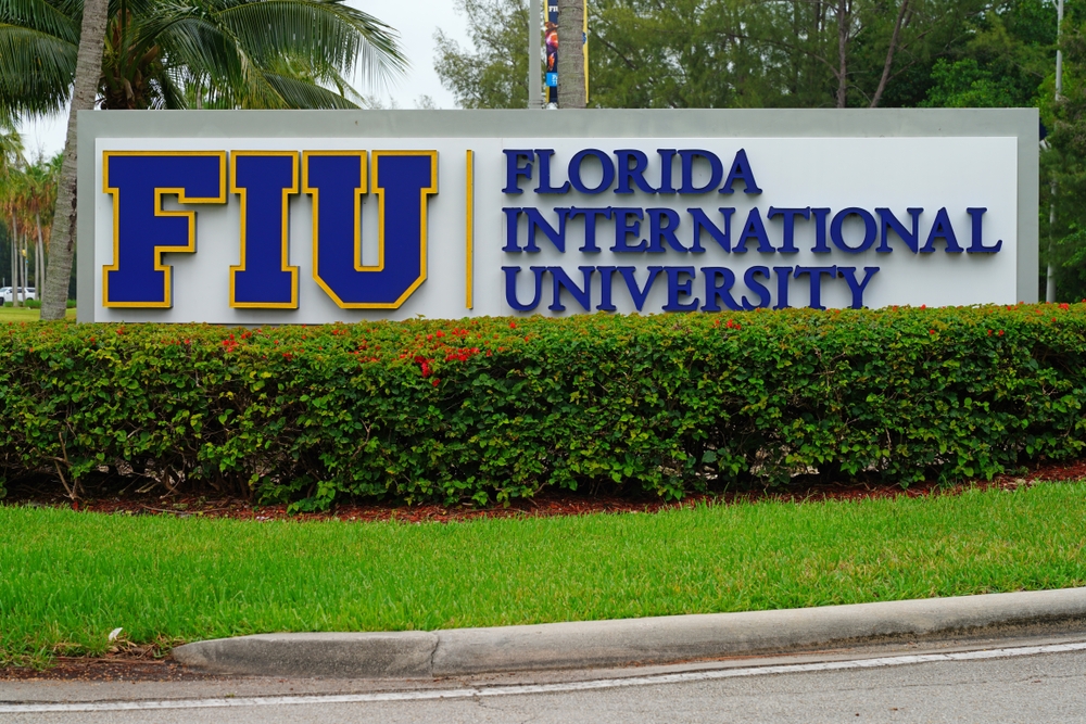 Logo de la Florida International University avec une typographie en or et bleu sur fond blanc.