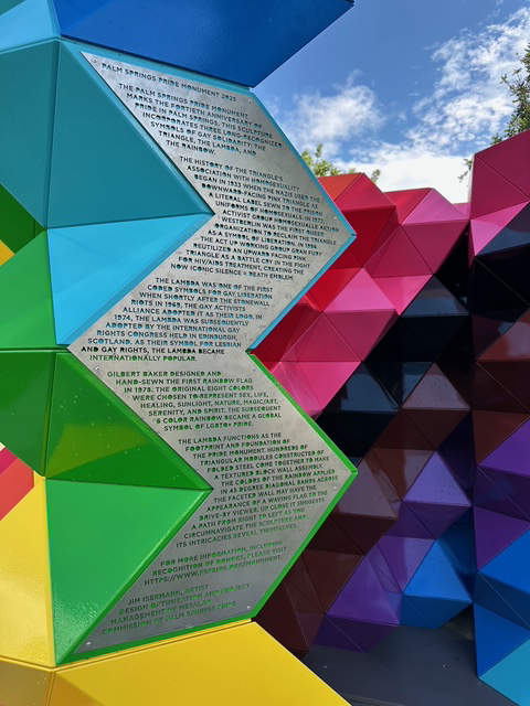 Détail d’un texte gravé sur une surface en acier, vue rapprochée.