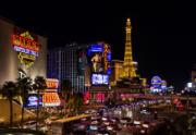 Scène de rue de Las Vegas pleine de lumières colorées et de néons publicitaires la nuit.