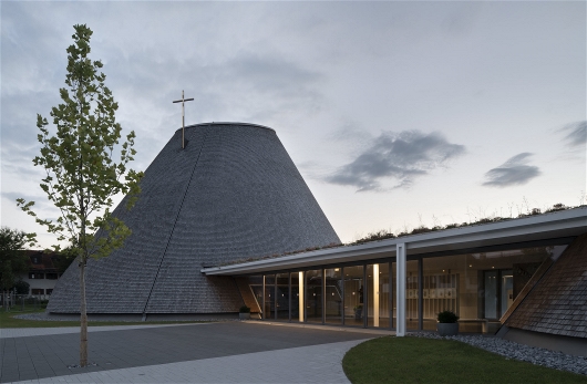 Chiesa parrocchiale di San Josef con area del foyer, a destra (© Christoph Stepan)