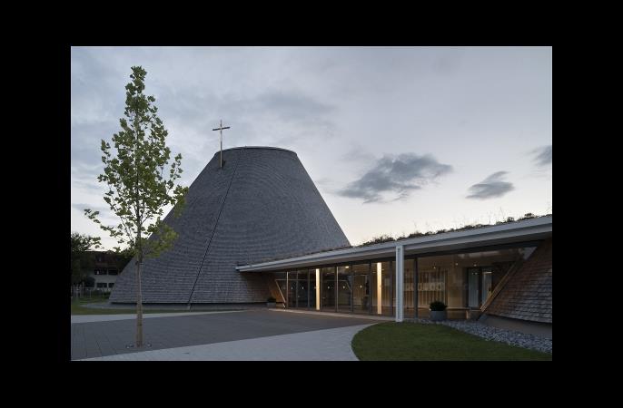 Chiesa parrocchiale di San Josef con area del foyer, a destra (© Christoph Stepan)